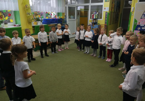Dzieci śpiewają i ilustrują piosenkę o Polsce