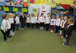 Dzieci ustawiają się do zaśpiewania hymnu państwowego