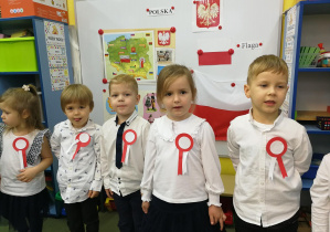 Antoś, Oliwka, Filipy i Marysia śpiewają hymn Polski