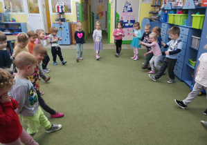 Dzieci tańczą do "Woogie Boogie", pokazując odpowiednią nogę