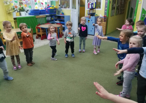 Dzieci tańczą do "Woogie Boogie", pokazując prawą rękę