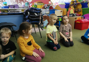 Dzieci wystukują na ciele rytm piosenki "Kolorowe światła"