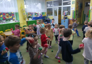 Dzieci poruszają się po sali w rytmie piosenki "Kolorowe światła"