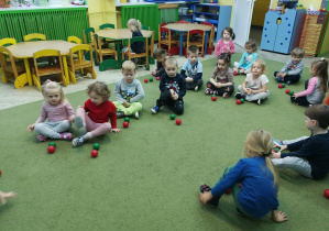 Przedszkolaki ułożyły piłeczki w odpowiednim układzie na podłodze