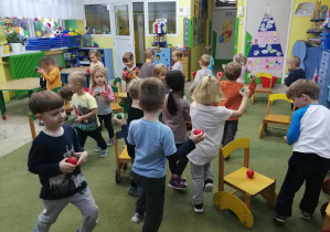 Dzieci maszerują w rytmie piosenki pomiędzy krzesłami