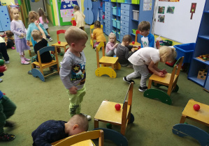 Dzieci układają piłeczki-światła na krzesłach-sygnalizatorach