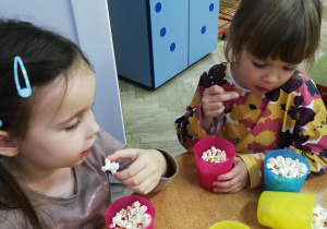 Hania i Misia jedzą popcorn
