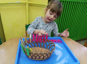 Montessori - poznanie autorki metody, zasad pracy z materiałem rozwojowym, wprowadzenie pierwszych pomocy