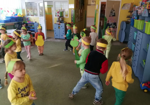 Dzieci uczestniczą w zabawie ruchowej "Gruszki do grusz!"