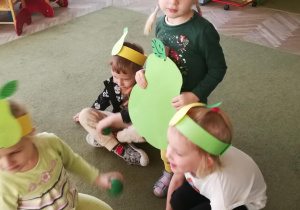 Gabrysia, Nadia i Leon, trzymający zielone piłeczki-gruszki, usiedli przy Gruszy - Hani