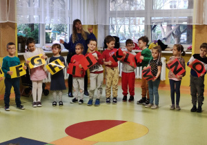 Dzieci z literami alfabetu biorą udział w zabawie