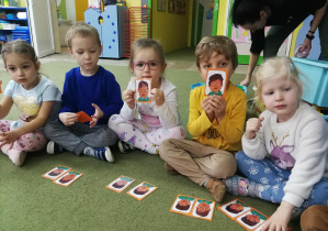 Dzieci wskazują karty z przestraszonym chłopcem adekwatnie do opowiedzianej przez nauczycielkę scenki