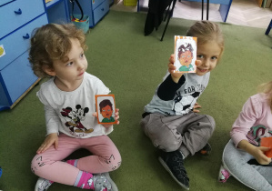 Laura i Remik wskazują karty z przestraszonym chłopcem adekwatnie do opowiedzianej przez nauczycielkę scenki