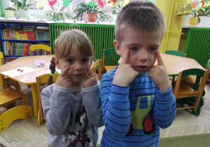 Lenka i Mateusz pokazują swoje oczy