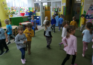 Dzieci poruszają się w rytmie piosenki "Oczy jesieni"