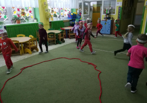 Dzieci poruszają się w rytmie piosenki "Burak dance" podczas zabawy "Buraki, na swoje grządki!"