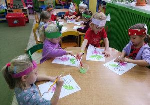 Dzieci malują farbą liście buraków