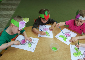 Stasio, Olaf i Janek malują farbą liście buraków