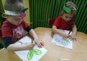 Marysia i Mateusz malują farbą liście buraków