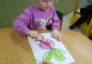 Hania maluje farbą liście buraka