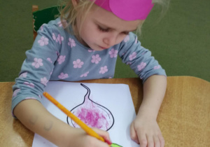 Nadia maluje farbą liście buraka