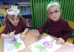 Lena i Oliwka malują farbą liście buraków