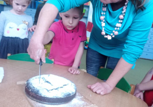 Janek z ciocią kroją ciasto