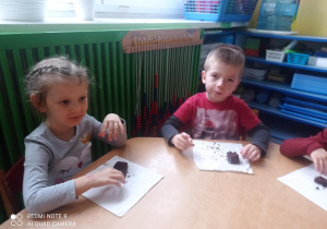 Dzieci jedzą ciasto buraczkowo-czekoladowe