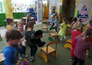 Dzieci poruszają się podczas zabawy "Połóż misia"