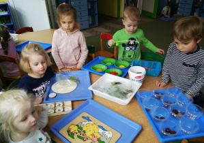 Praca wolna Puchatków z wykorzystaniem pomocy Montessori