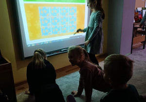 Grupa 4a podczas gry na tablicy interaktywnej