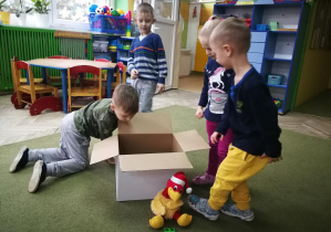 Puchatki włożyły osiem zabawek do pudełka