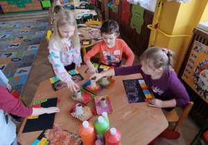 Dzieci stemplują farbami tworząc efekt fajerwerków