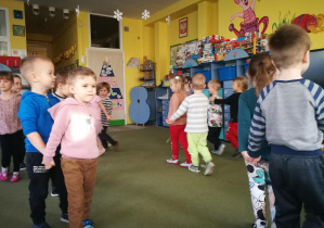 Dzieci biorą udział w zabawie "Saneczki" do piosenki "Tak się zachmurzyło"