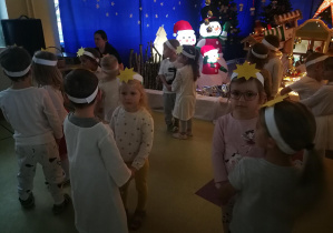 Dzieci tańczą w parach do piosenki "Świąteczne życzenia"
