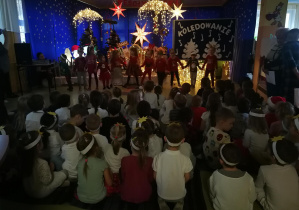 Dzieci oglądają świąteczny występ grupy "Jeżyków"