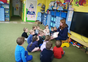 Dzieci z zainteresowaniem słuchają opowieści o niedźwiadku