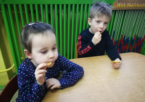 Hania i Mateusz jedzą ciasteczka od Hani K.
