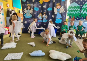 Dzieci-Aniołki porządkują mieszkanie na święta