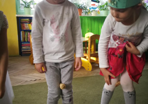 Klara i Laura trzymają pietruszki kolanami