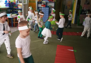 Dzieci uczestniczą w zabawie ruchowej "Pietruszki na grządkach"