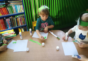Remik, Lenka i Hania tworzą pietruszki z papieru