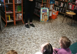 Dzieci oglądają przestrzenną papugę w książce 3D