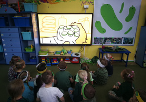 Puchatki oglądają filmik edukacyjny o ogórku