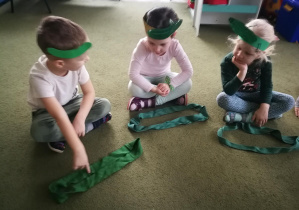 Dzieci ułożyły ogórki z zielonych szarf