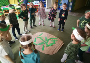 Dzieci ilustrują ruchem piosenkę pt. "Kiszone ogóreczki"