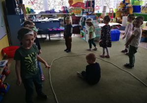 Dzieci poruszają się wokół beczki ułożonej z liny
