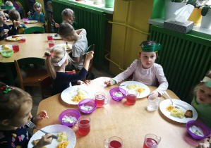 Dzieci jedzą mizerię podczas obiadu