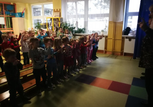 Dzieci ilustrują ruchem piosenkę "Gimnastyka z dziadkiem"