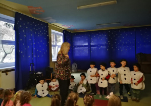 Dzieci ilustrują piosenkę o bałwankach